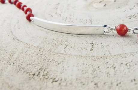 Bracelet  gourmette, composé de perles 3 mm de véritable corail rouge de Méditerranée, en argent 925/1000 , anti allergique (sans nickel), avec traitement anti ternissement