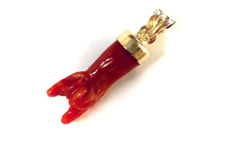 main corne corail rouge