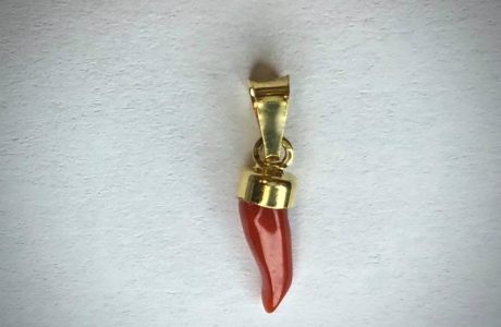 pendentif petite corne en véritable corail rouge de méditerranée,