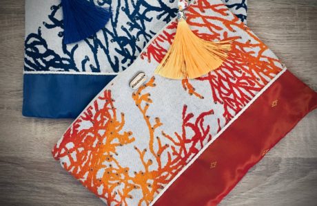 Le mélange du satin et des cotons imprimés donne toute sa singularité à cette pochette.