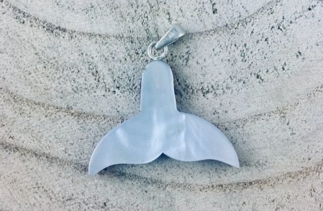 Pendentif queue de baleine en véritable corail rouge de Méditerranée, travaillé en marqueterie sur plaque de nacre "black lip", bélière en argent 925/1000e