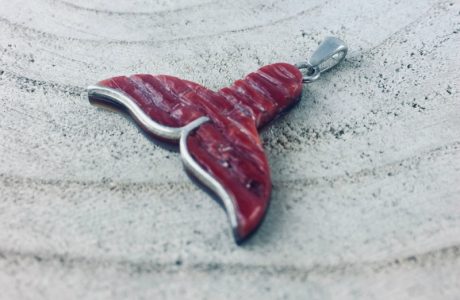 Pendentif queue de baleine en véritable corail rouge de Méditerranée, travaillé en marqueterie sur plaque de nacre "black lip", bélière en argent 925/1000e