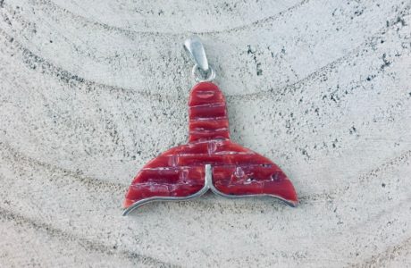 Pendentif queue de baleine en véritable corail rouge de Méditerranée, travaillé en marqueterie sur plaque de nacre "black lip", bélière en argent 925/1000e